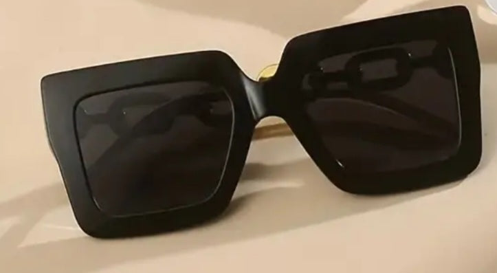 Stylist oversized mirrored sunglasses